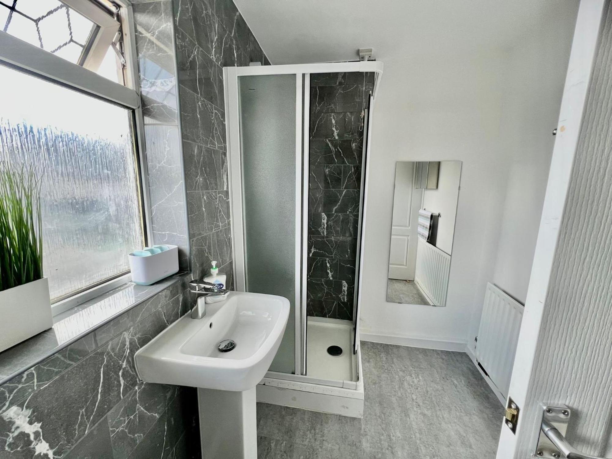 Executive 3 Bedroom Port Talbot Town Centre Margam Sleeps 7 Ngoại thất bức ảnh